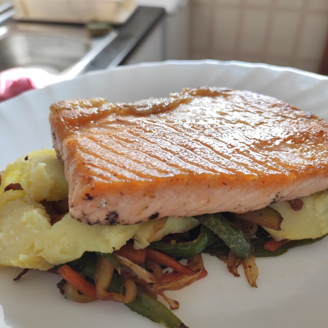 Salmón a la plancha con cama de verduras y patata Paso 3 Salmón a la plancha con cama de verduras y patata Paso 3