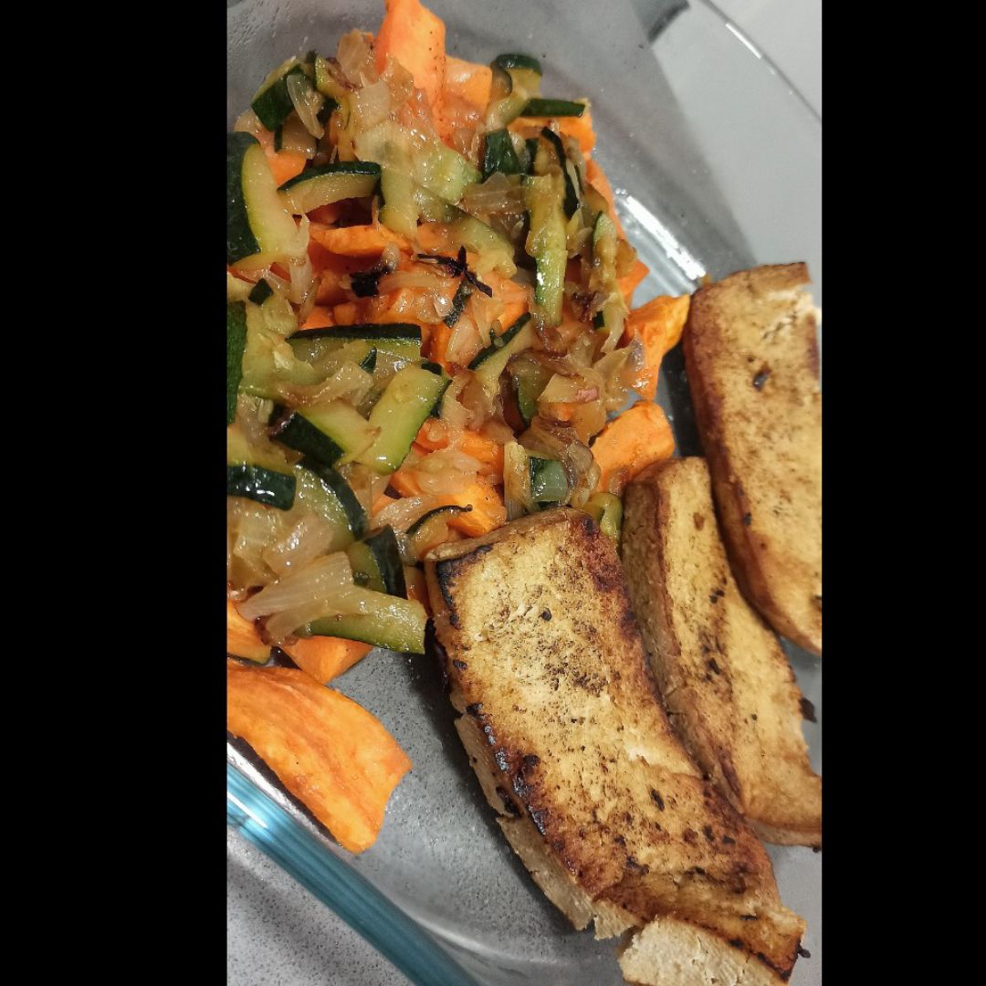 Tofu ahumado con revuelto de boniato Tofu ahumado con revuelto de boniato