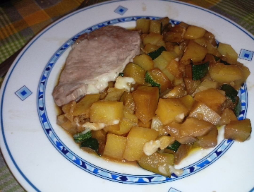 Librito de lomo con calabacín y patatas orientales Librito de lomo con calabacín y patatas orientales