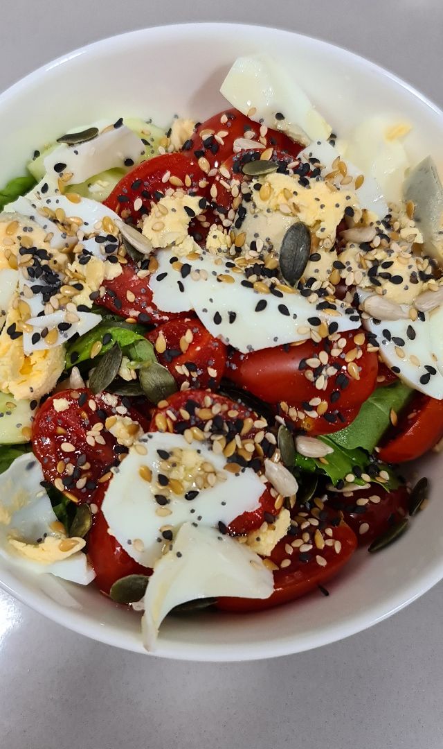 Ensalada con huevo y semillas Ensalada con huevo y semillas