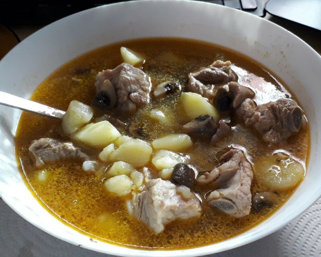 Estofado de costillas con patatas Estofado de costillas con patatas