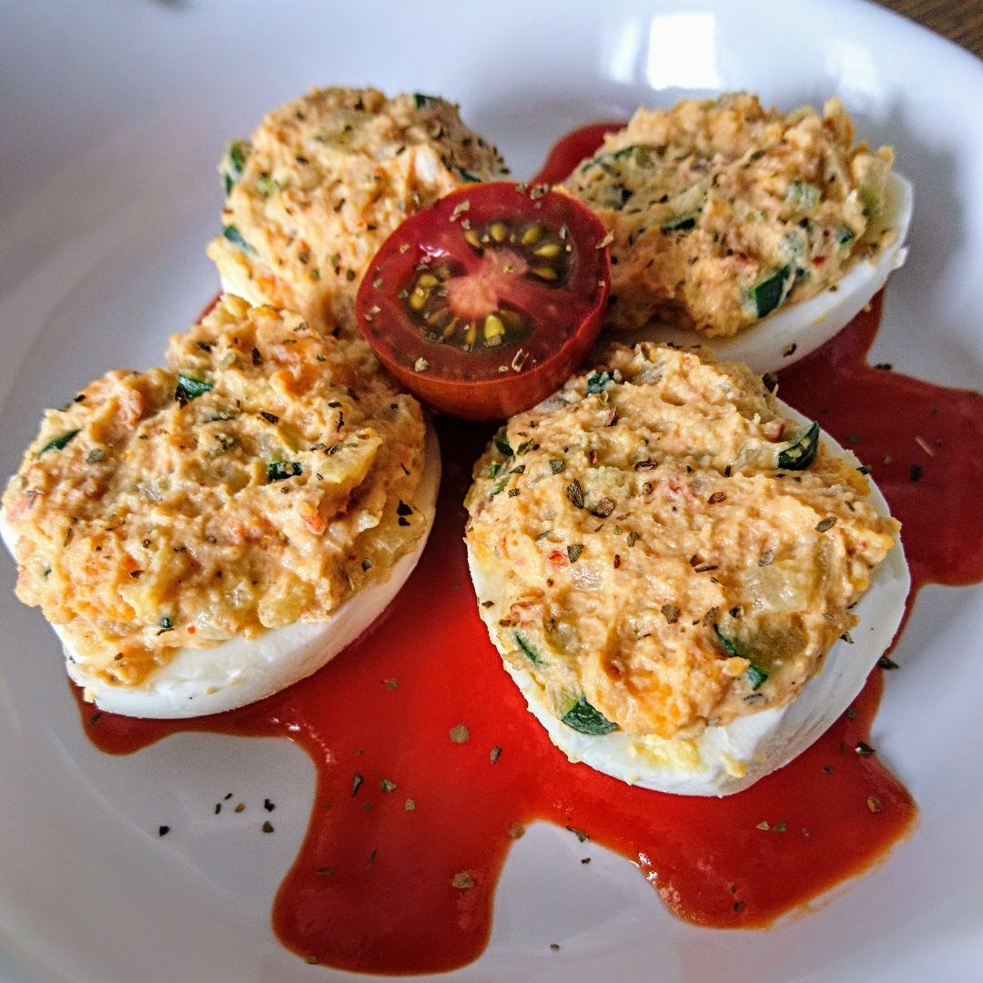 Huevos rellenos de calabacín y hummus