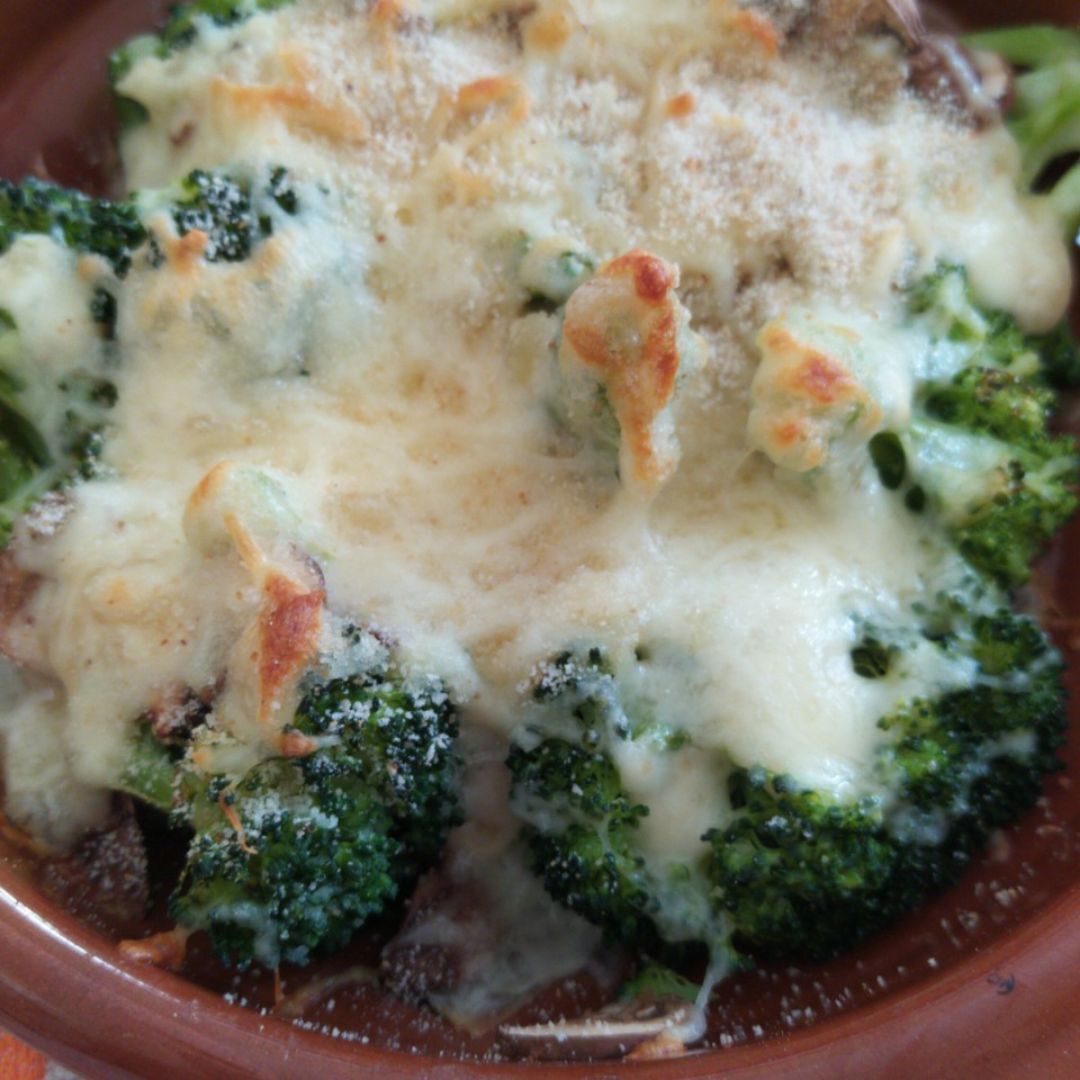 Brócoli con champiñones gratinado Brócoli con champiñones gratinado