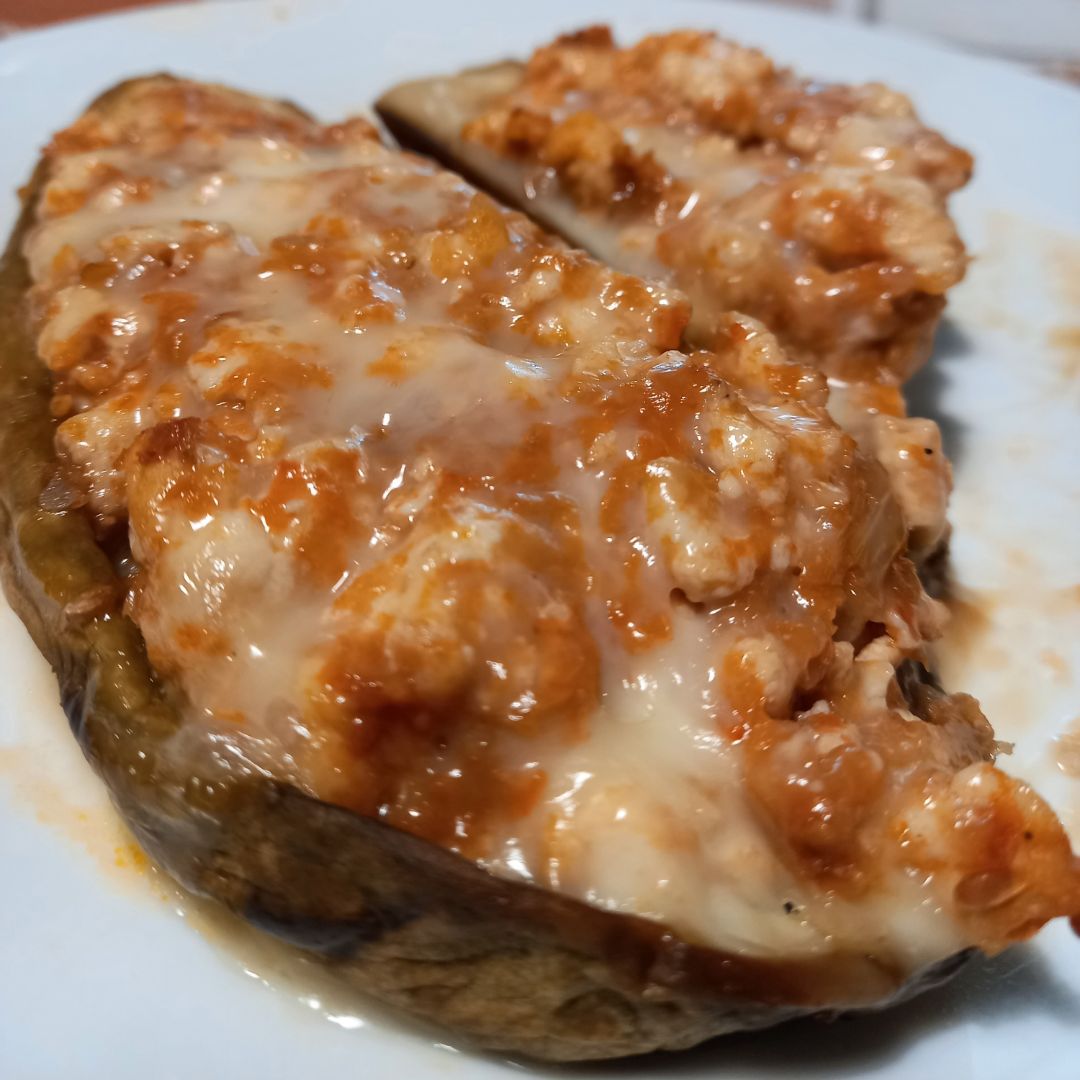 Berenjena rellena de pollo y tomate natural Berenjena rellena de pollo y tomate natural