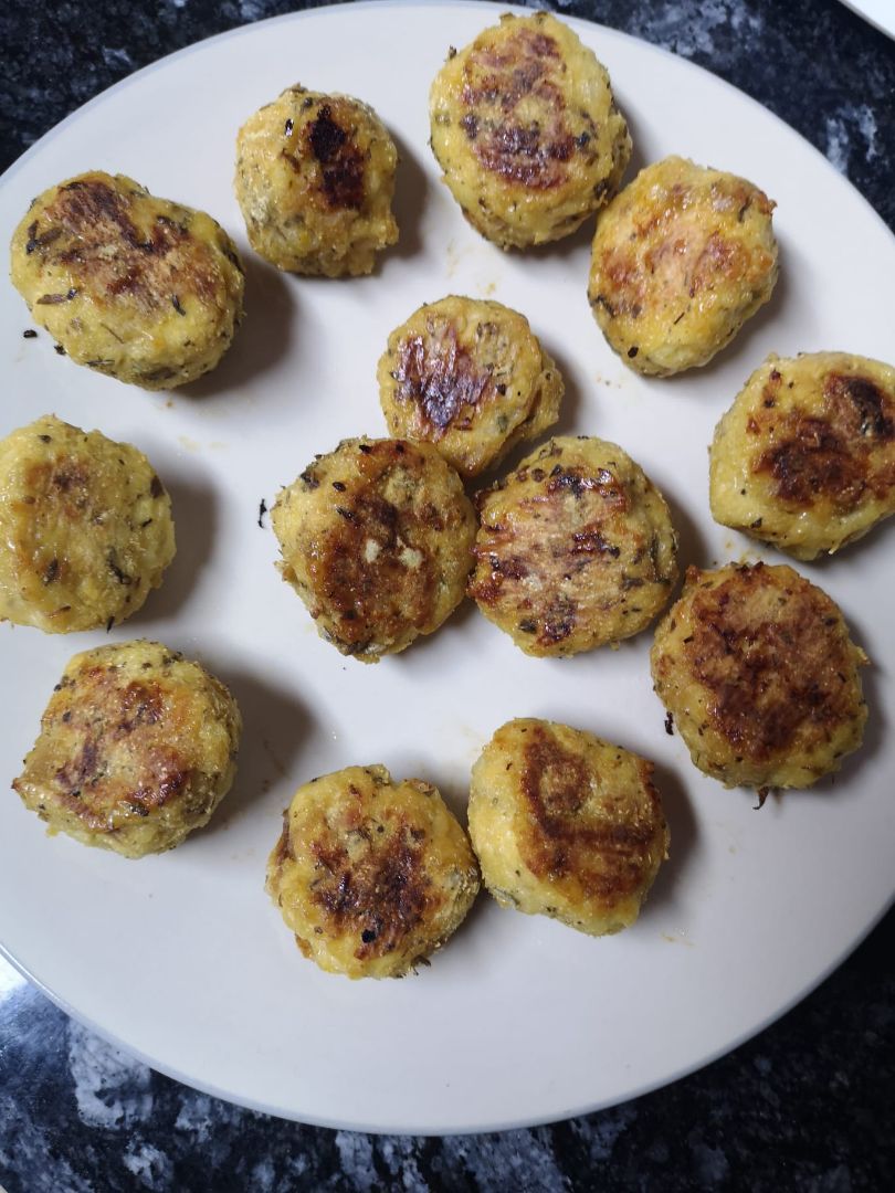 Bolas de pollo ,queso y cebolla al horno