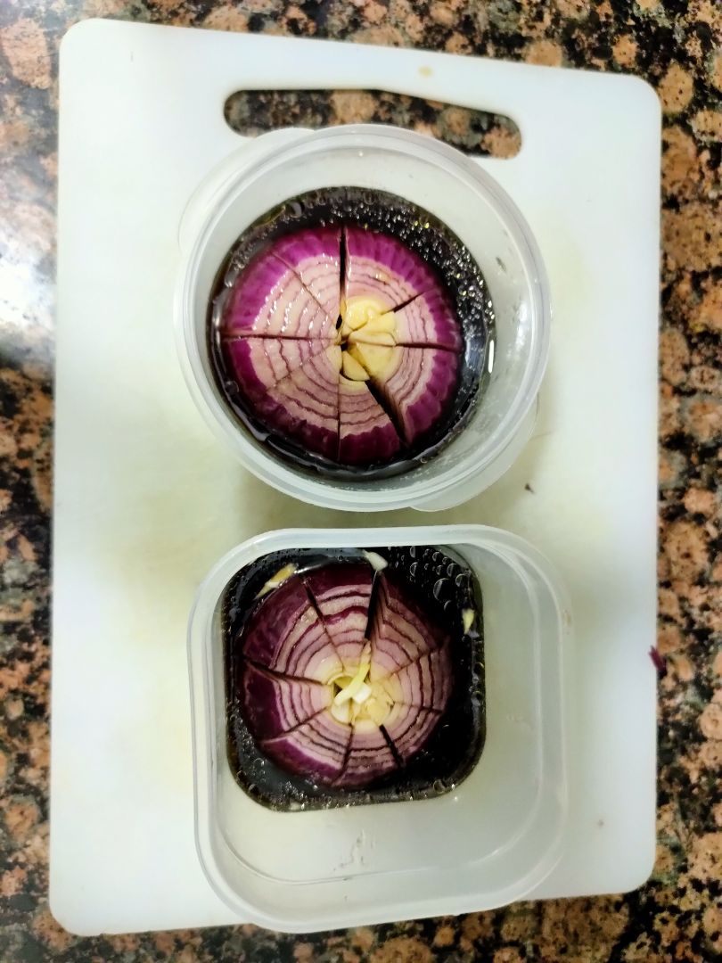 Flor de cebolla macerada con Pedro Ximénez Paso 2 Flor de cebolla macerada con Pedro Ximénez Paso 2