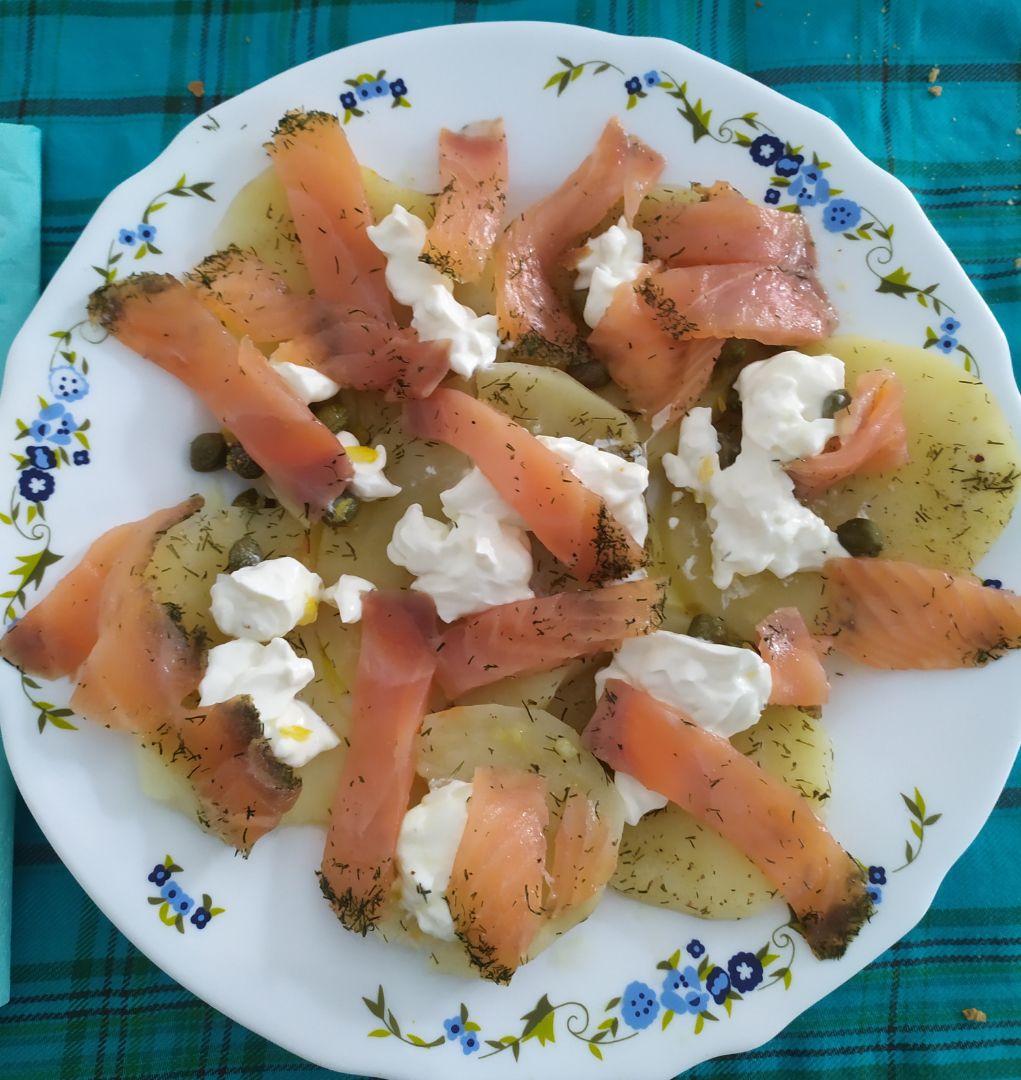 Ensalada de patata perfecta y salmón marinado con salsa de queso Ensalada de patata perfecta y salmón marinado con salsa de queso
