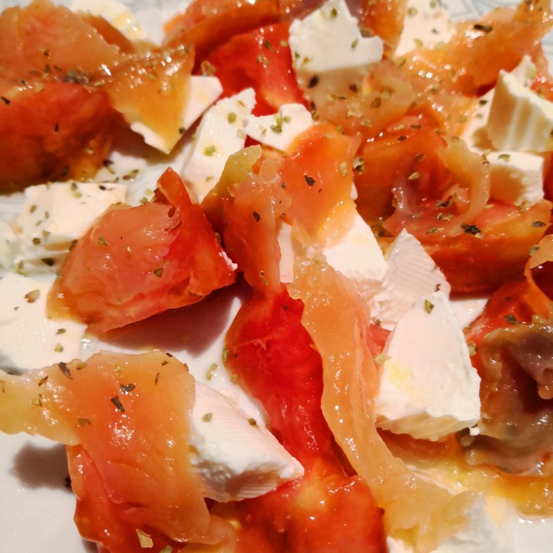 Ensalada de salmón y queso fresco Ensalada de salmón y queso fresco