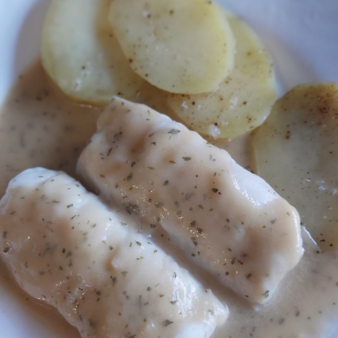 Merluza en salsa con patatas Merluza en salsa con patatas