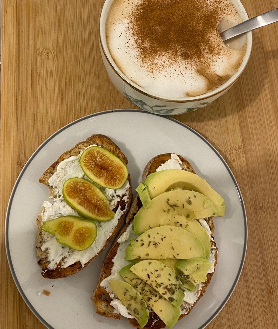 Tostadas de queso ricotta con aguacate e higos