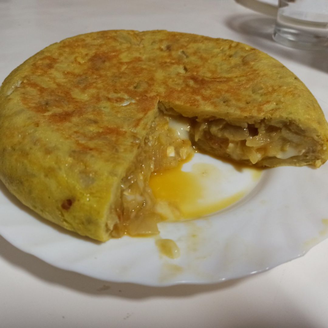 Tortilla con queso de cabra y cebolla caramelizada Tortilla con queso de cabra y cebolla caramelizada