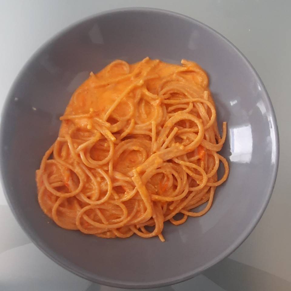 Spaguetis con salsa de tomate y morzarella Spaguetis con salsa de tomate y morzarella