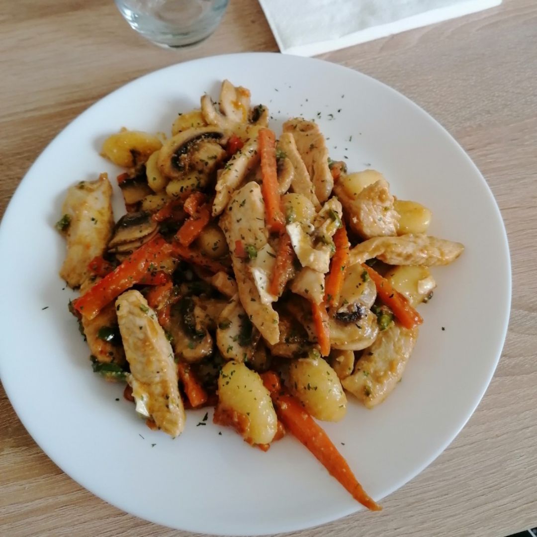 Verduras con pollo y ñoquis