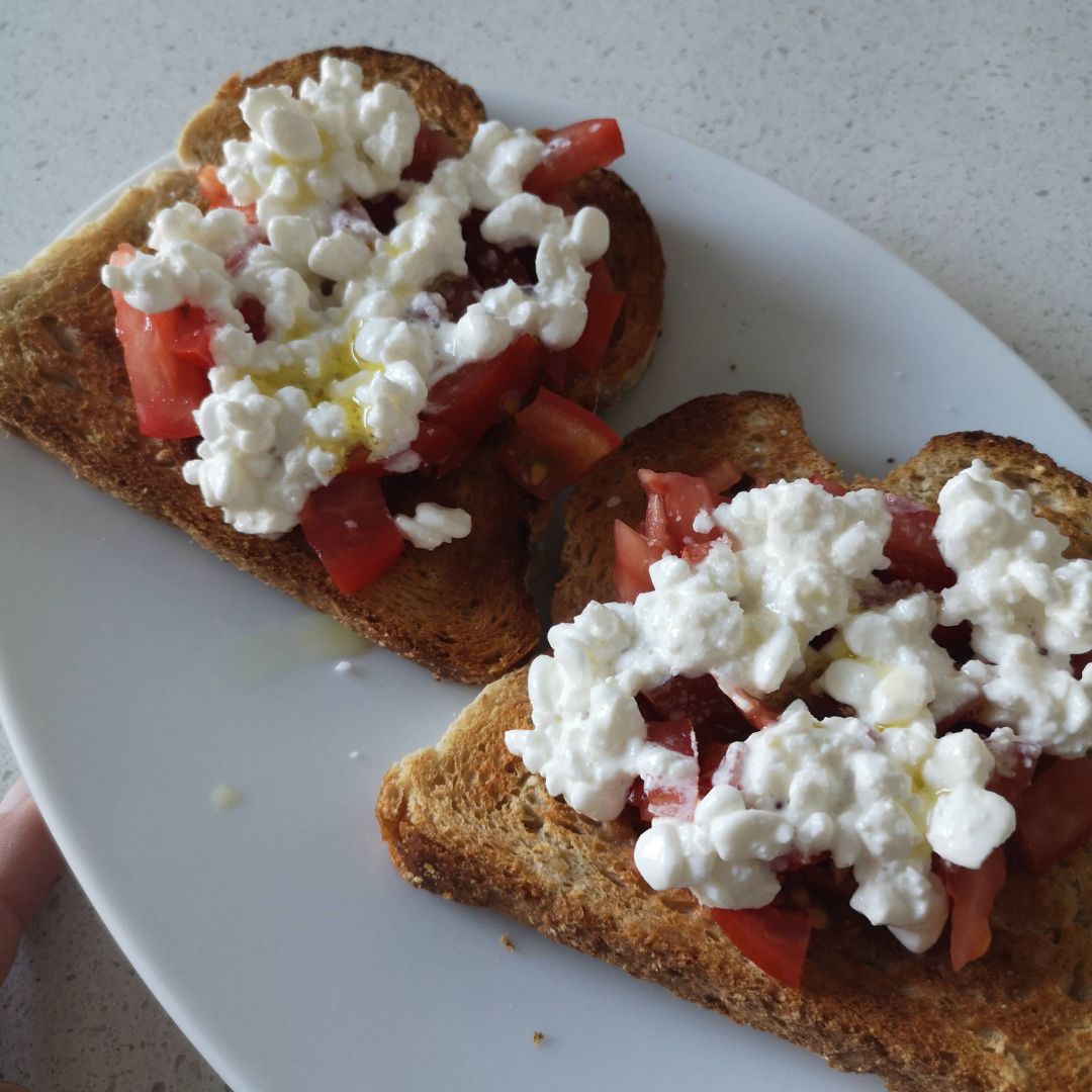 Tostadas de queso cottage y tomate Tostadas de queso cottage y tomate