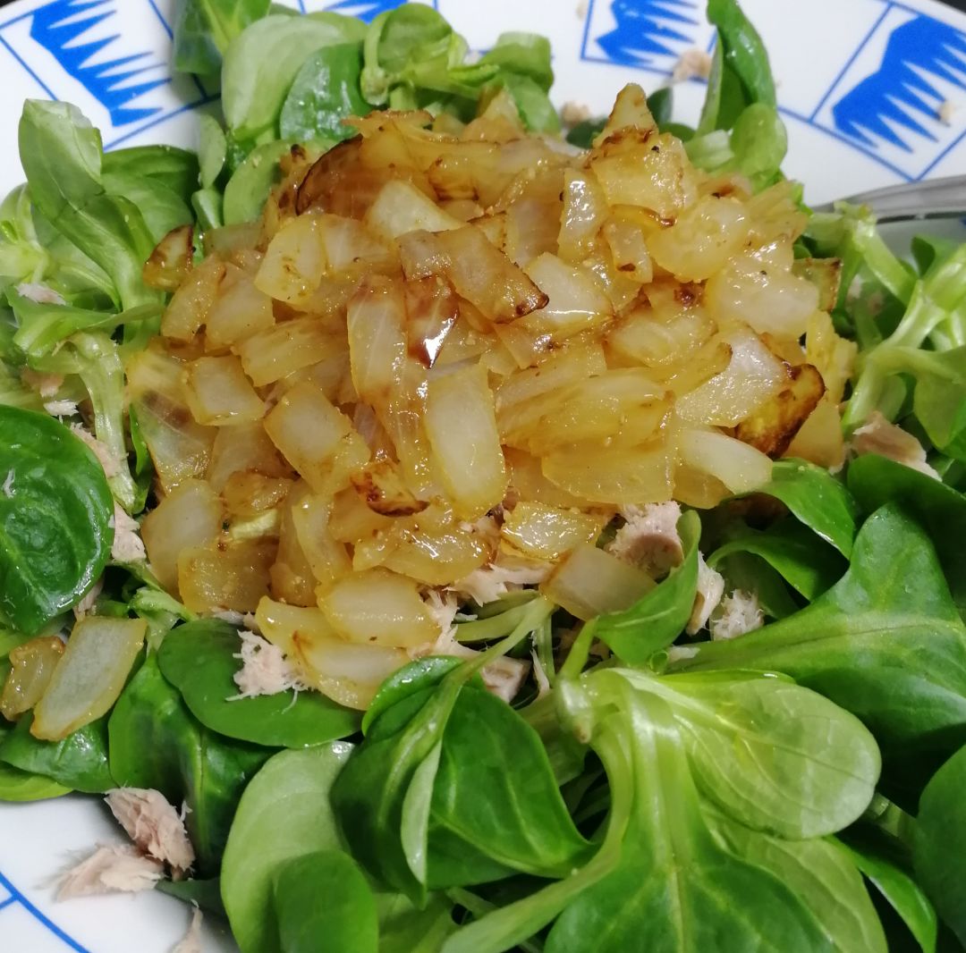 Ensalada de canónigos, atún y cebolla Ensalada de canónigos, atún y cebolla