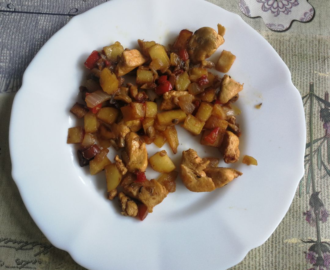 Pollo salteado con verduras y patata Pollo salteado con verduras y patata