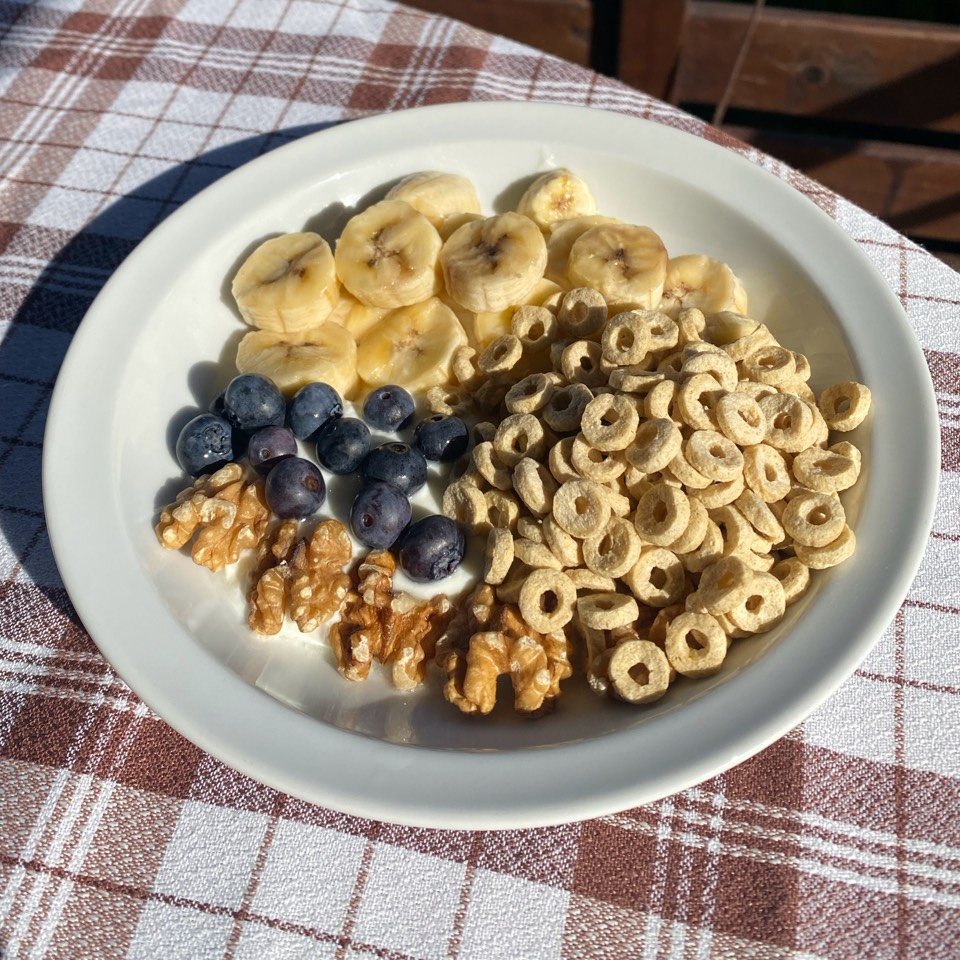 Bowl de yogur con avena, plátano, nueces y arándanos Bowl de yogur con avena, plátano, nueces y arándanos