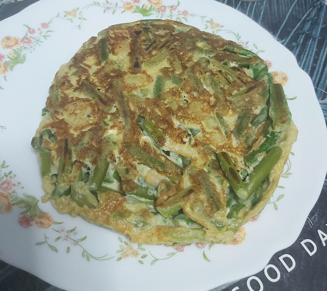 Tortilla de espárragos y gambas. Tortilla de espárragos y gambas.