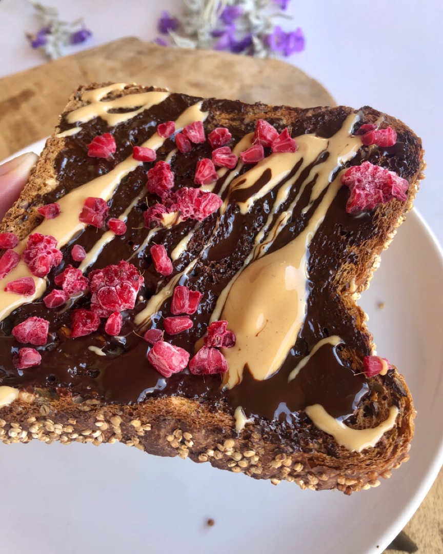 Tostadas con chocolate, crema de cacahuete y frutos rojos