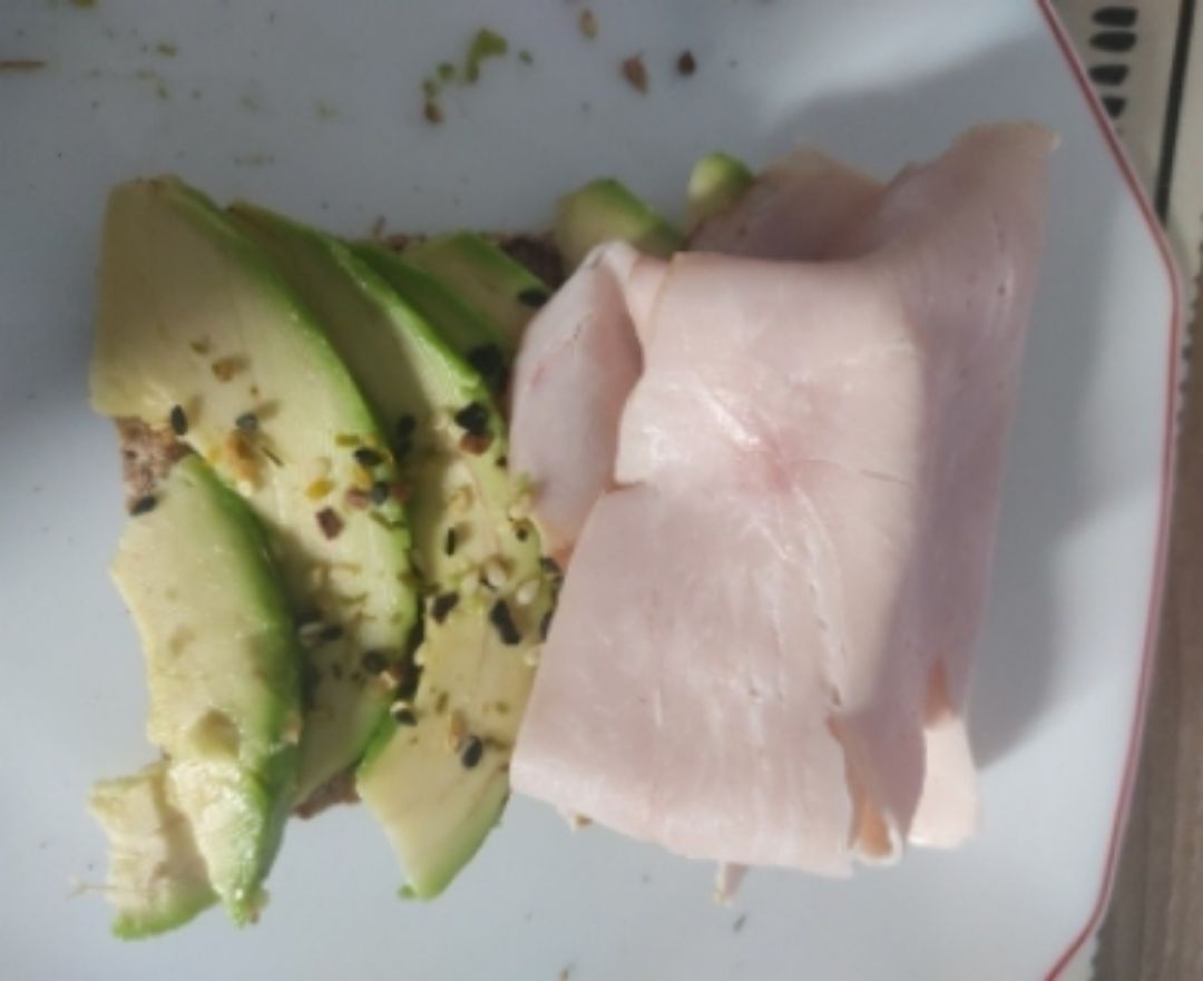 Tostadas aguacate y pavo