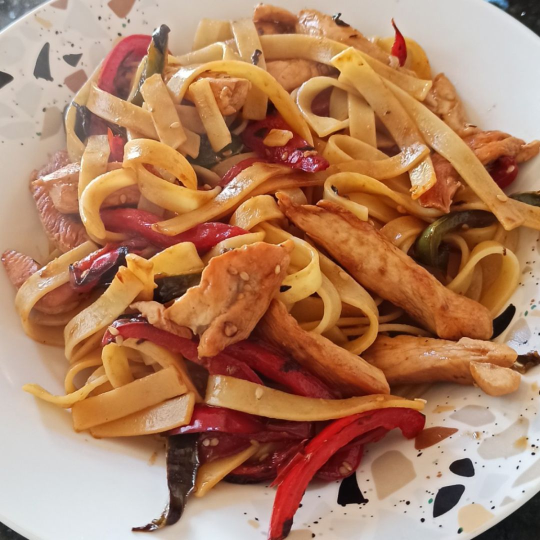Pasta con pollo y verdura Pasta con pollo y verdura