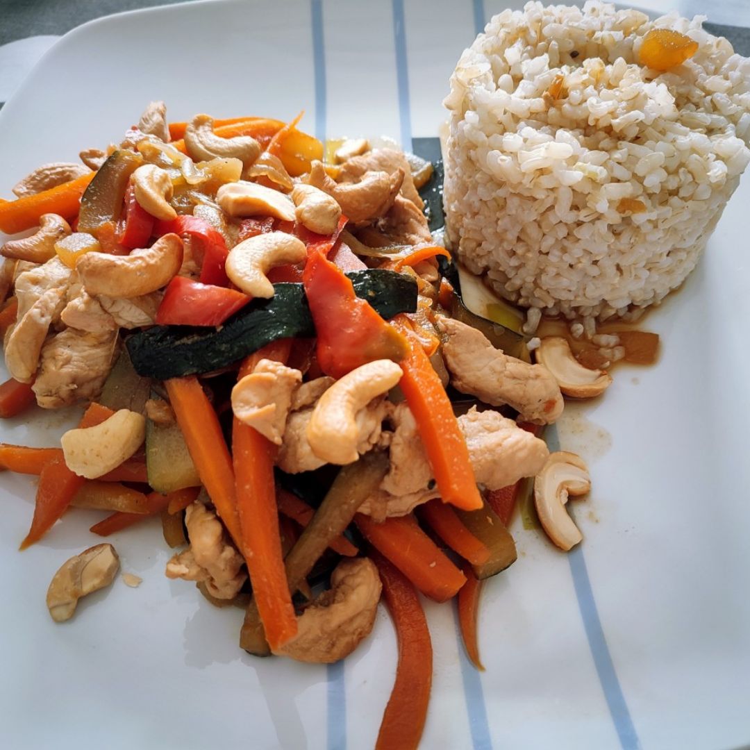 Chop suey de pavo con verduras, anacardos y arroz integral Chop suey de pavo con verduras, anacardos y arroz integral