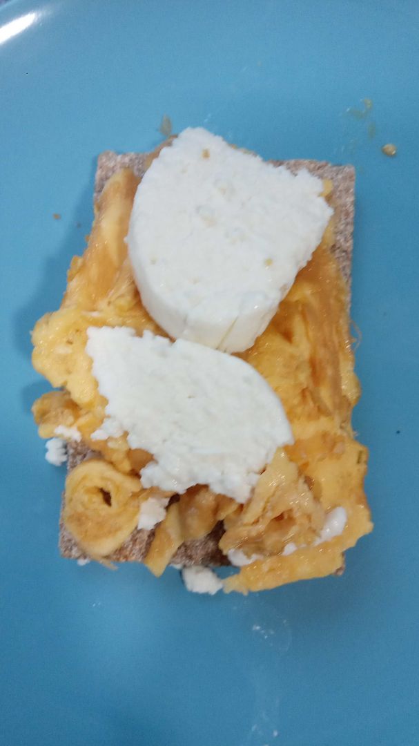 Tostada con tortilla y queso Tostada con tortilla y queso