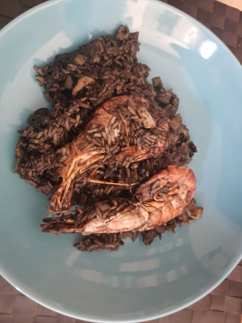 Arroz negro con calamares y gambas 🦐 Arroz negro con calamares y gambas 🦐