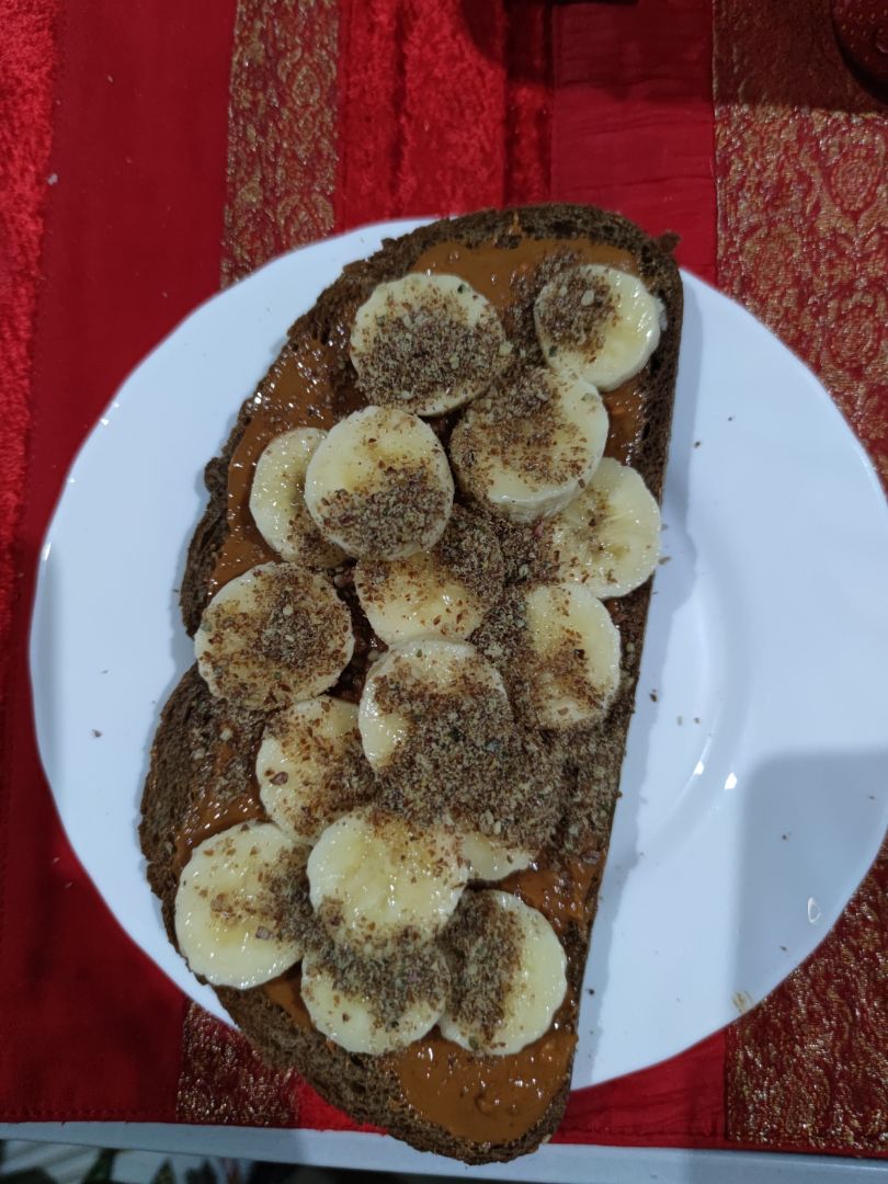 Tostada de crema de cacahuete con platano y semillas de lino  molidas