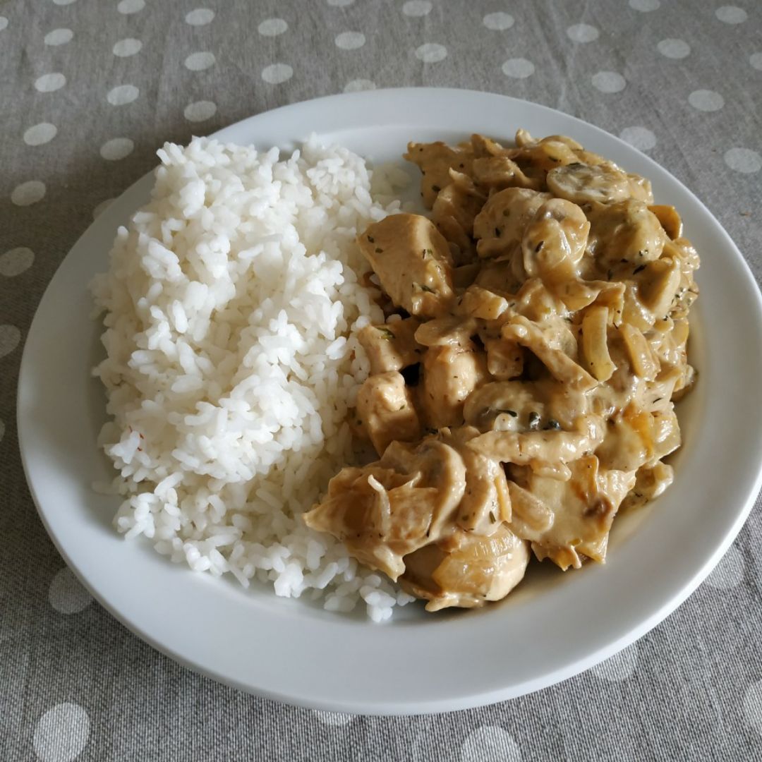 Pollo con champiñones y arroz Pollo con champiñones y arroz