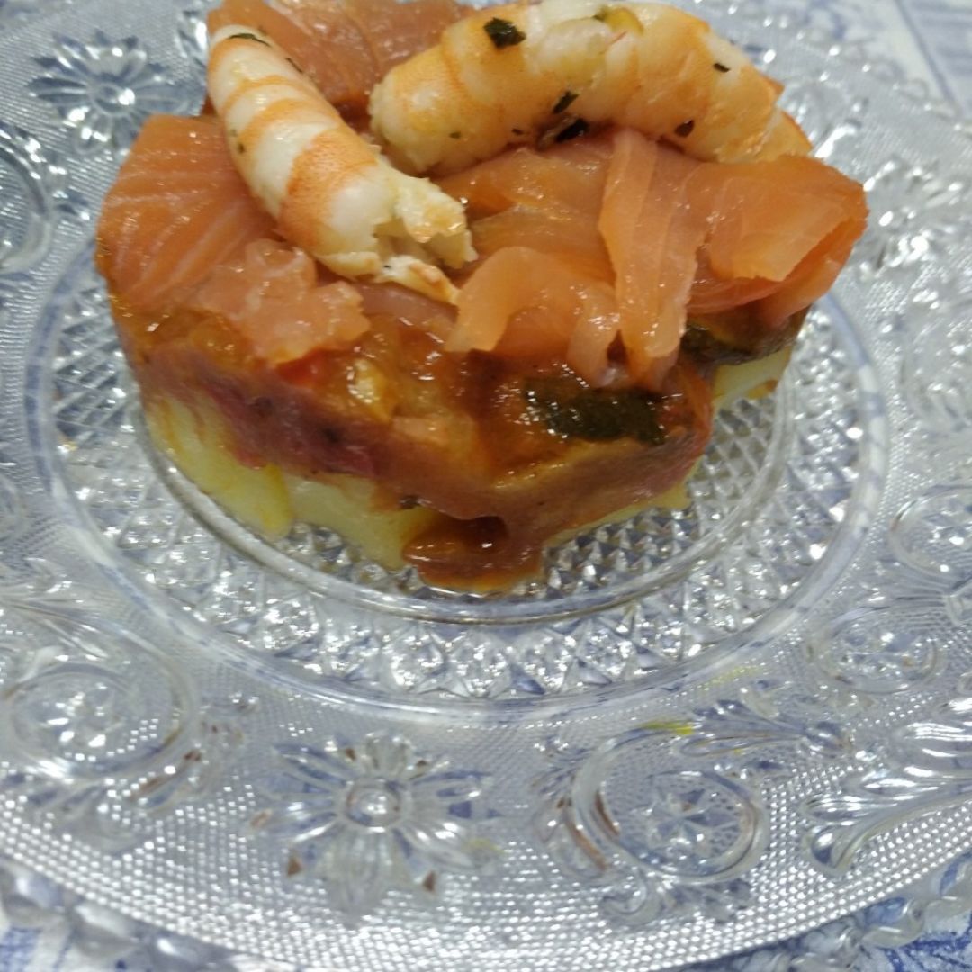 Timbal de patata con salmón y langostinos Timbal de patata con salmón y langostinos
