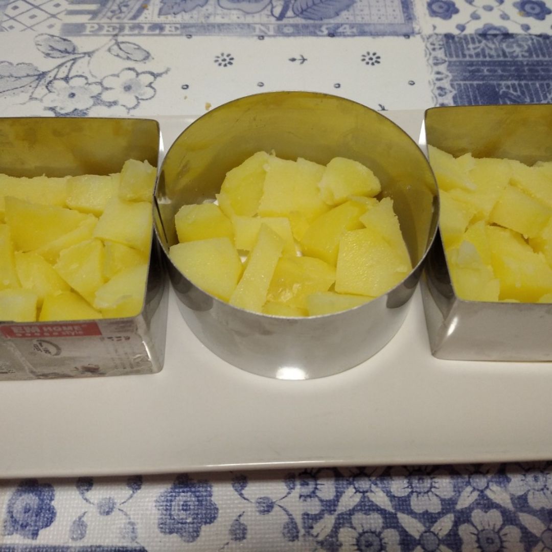 Timbal de patata con salmón y langostinos Paso 4 Timbal de patata con salmón y langostinos Paso 4