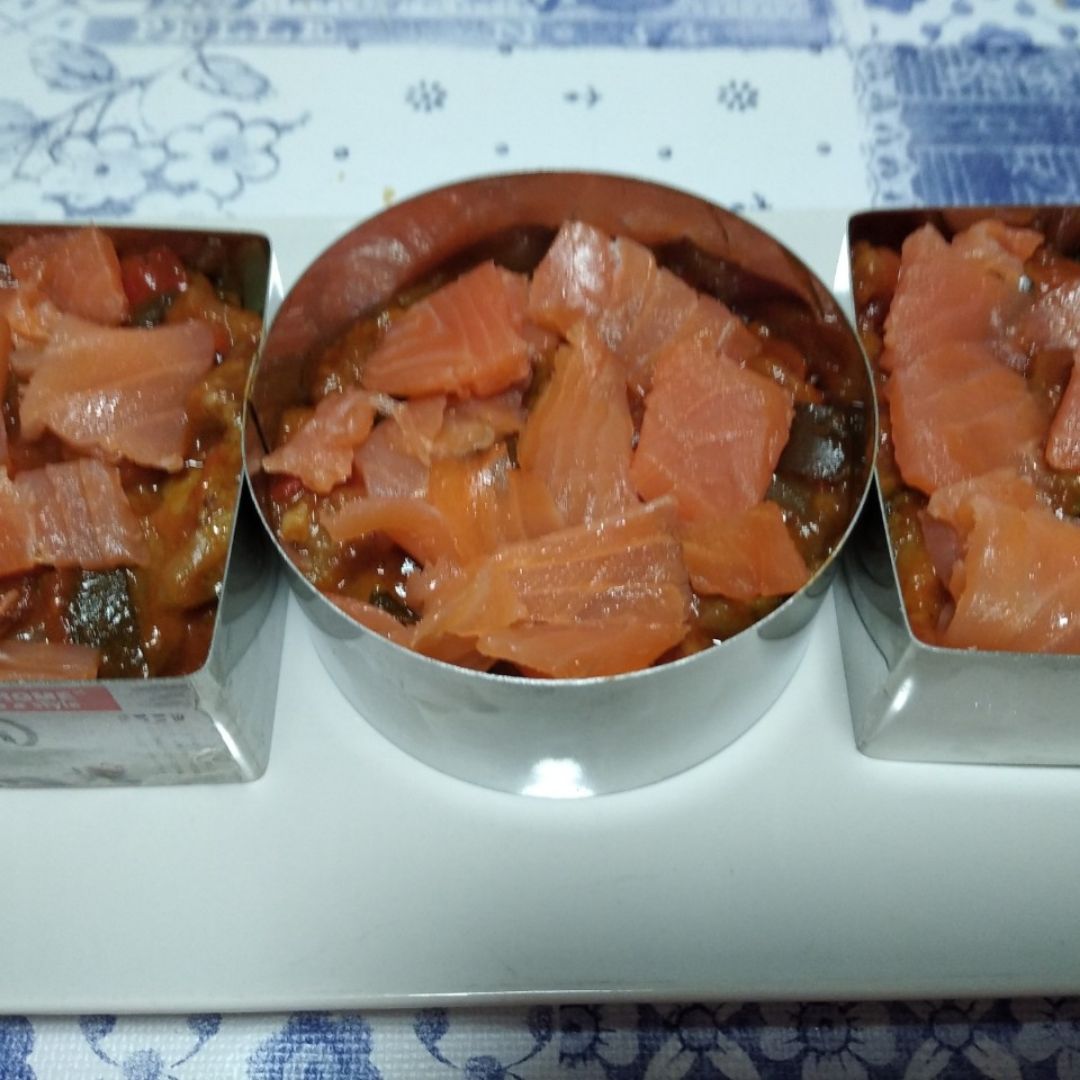 Timbal de patata con salmón y langostinos Paso 6 Timbal de patata con salmón y langostinos Paso 6