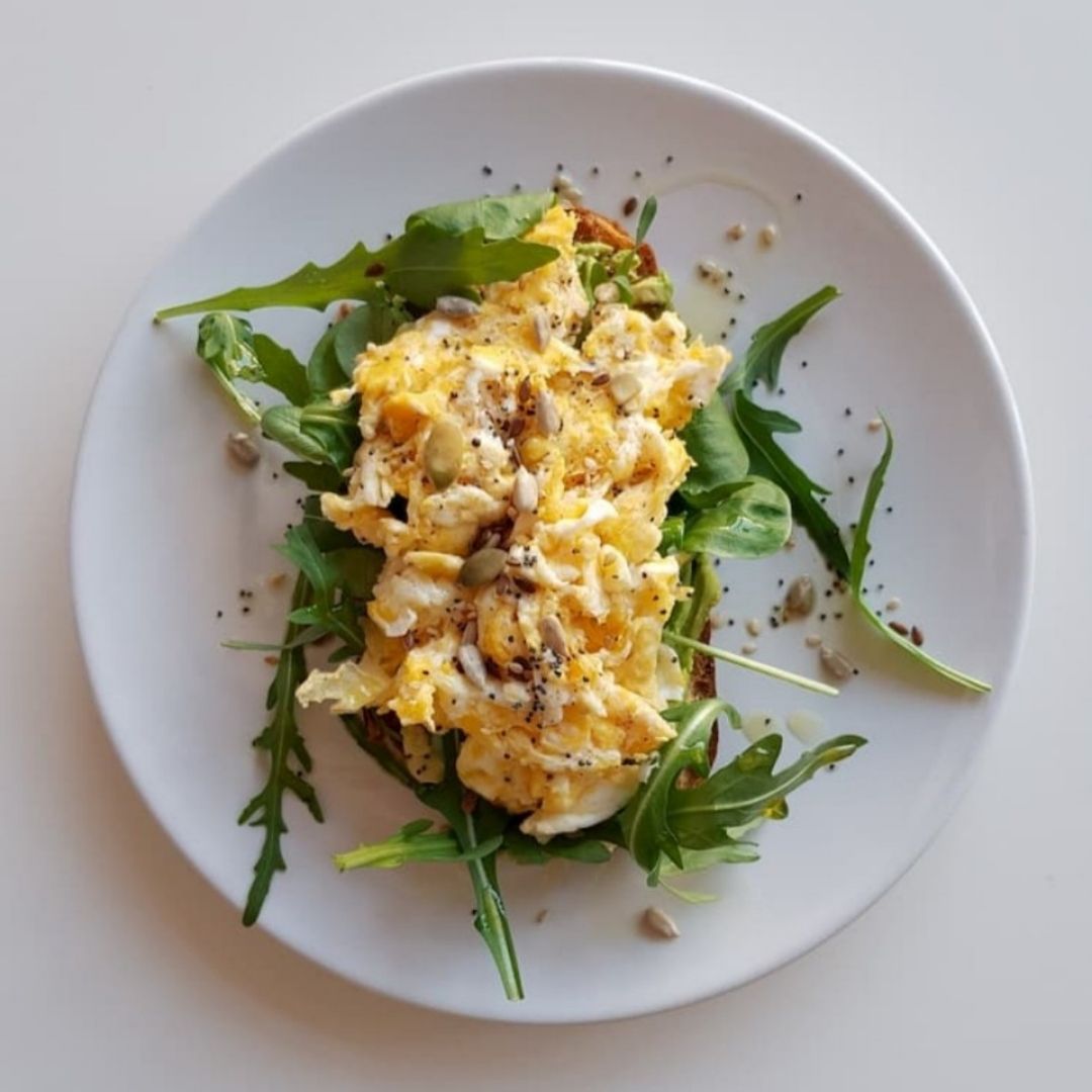 Huevos revueltos con aguacate Huevos revueltos con aguacate