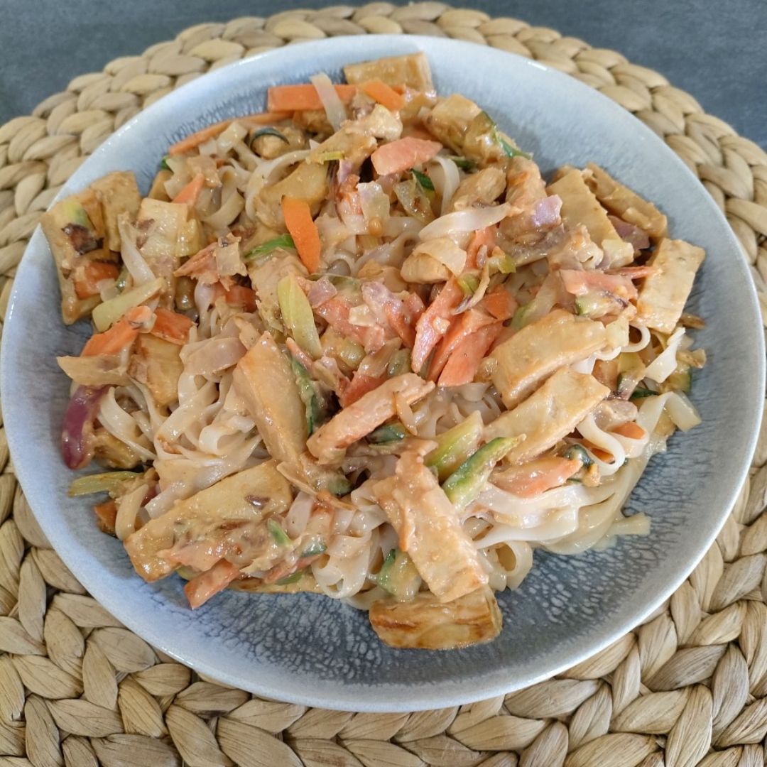Noodles con verduras, tempeh y salsa de cacahuete
