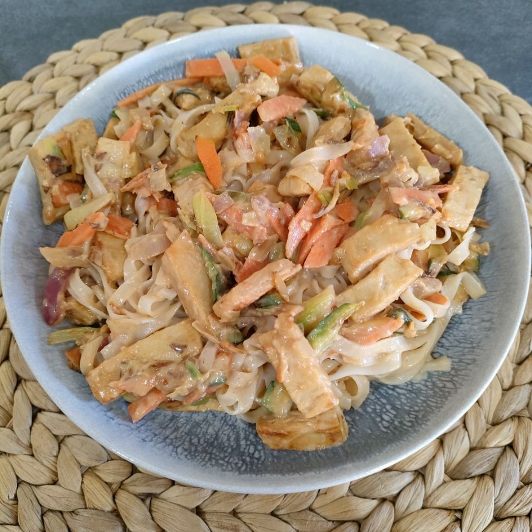 Noodles con verduras, tempeh y salsa de cacahuete Noodles con verduras, tempeh y salsa de cacahuete
