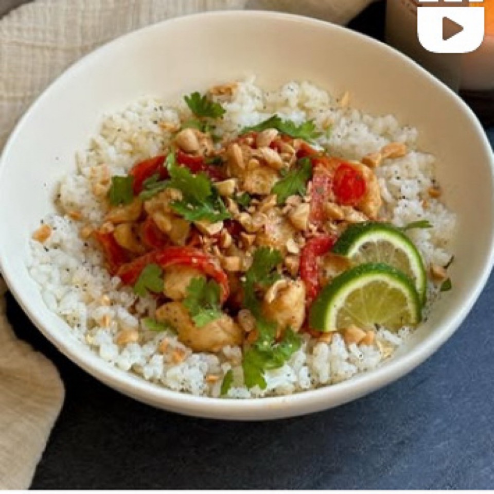 Arroz con pollo, verduras y salsa de cacahuete 