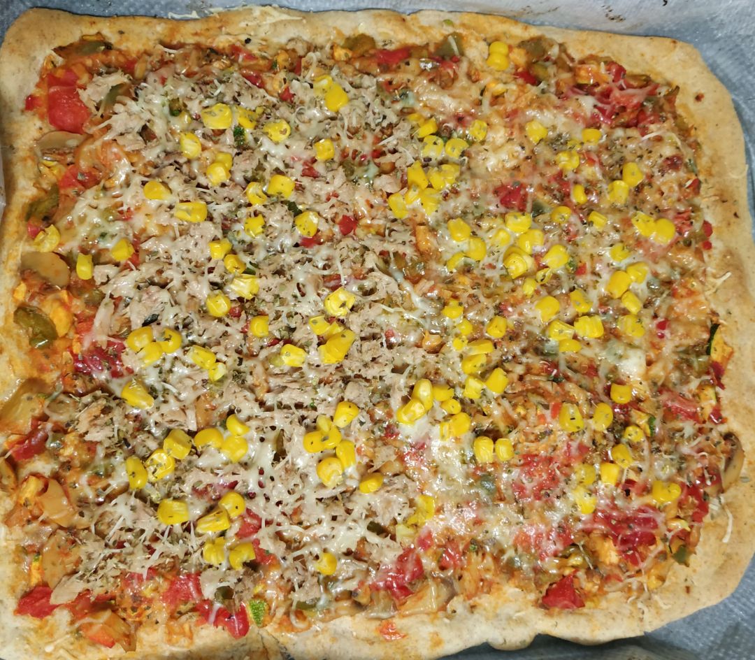 Pizza integral de atún y verduras Pizza integral de atún y verduras