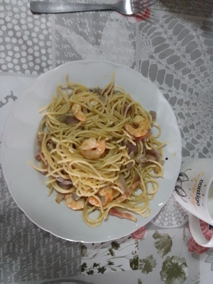 Espaguetis con lacon, langostinos, cebolla y ajo.