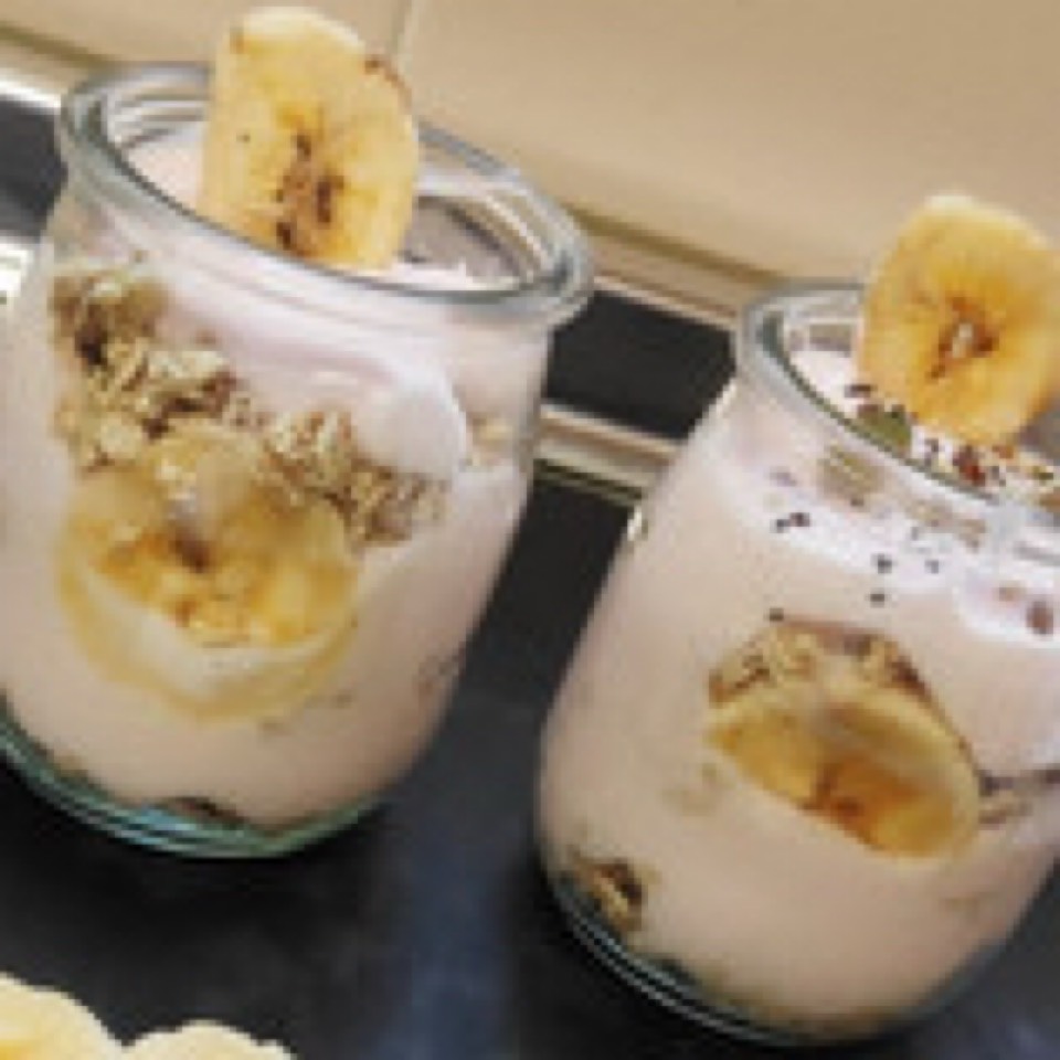 Yogur desnatado con proteína en polvo y fruta 