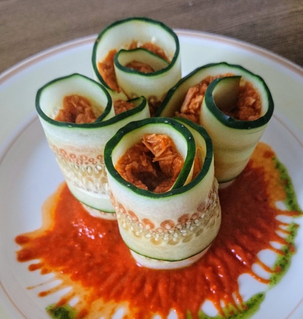 Rollitos de pepino rellenos de atún y salsa de pimientos Rollitos de pepino rellenos de atún y salsa de pimientos