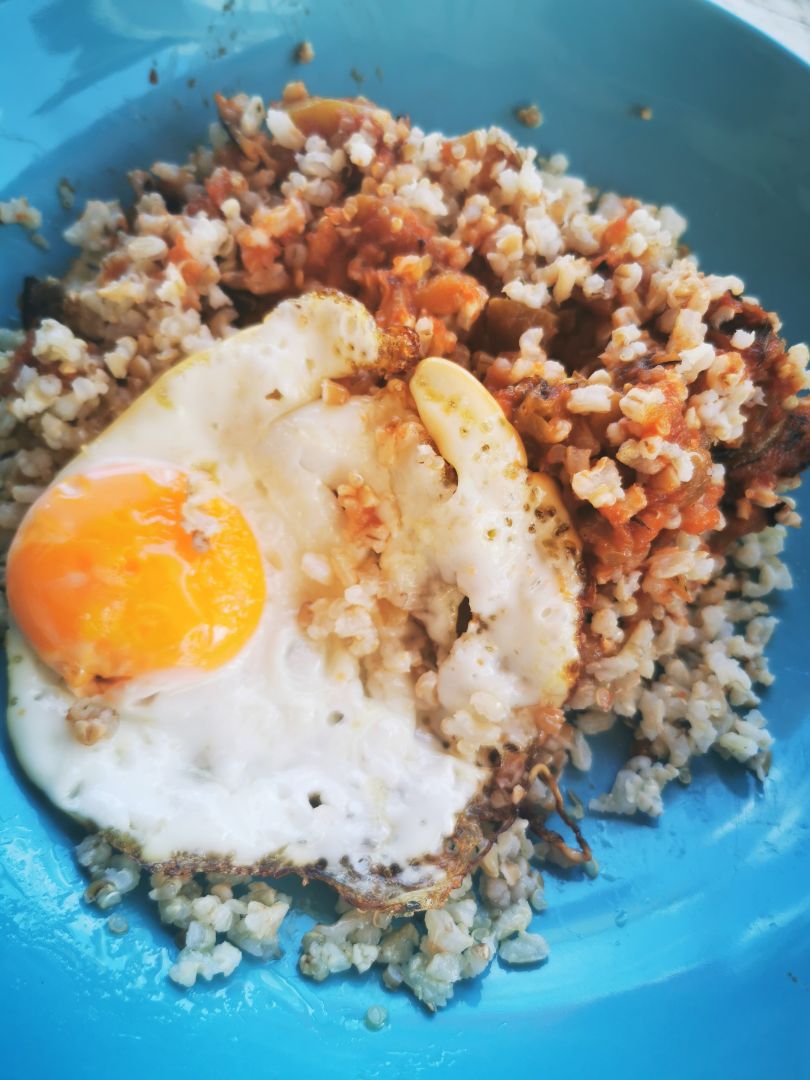 Arroz integral, qinoa, pisto y huevo plancha Arroz integral, qinoa, pisto y huevo plancha