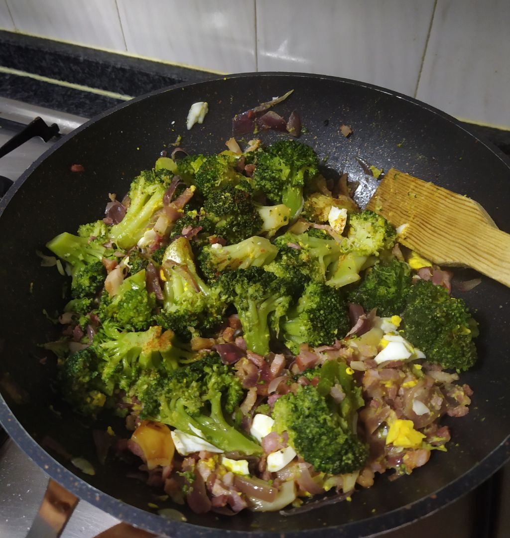 Brócoli con jamón picante Brócoli con jamón picante