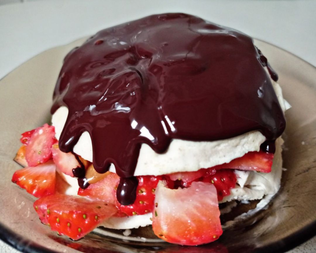 Tarta de queso con fresas y chocolate Tarta de queso con fresas y chocolate