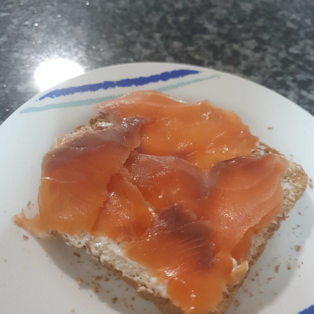 Tostada de queso crema con salmón ahumado