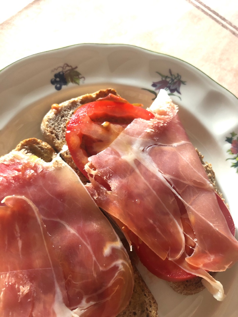 Tostadas con tomate y jamón 