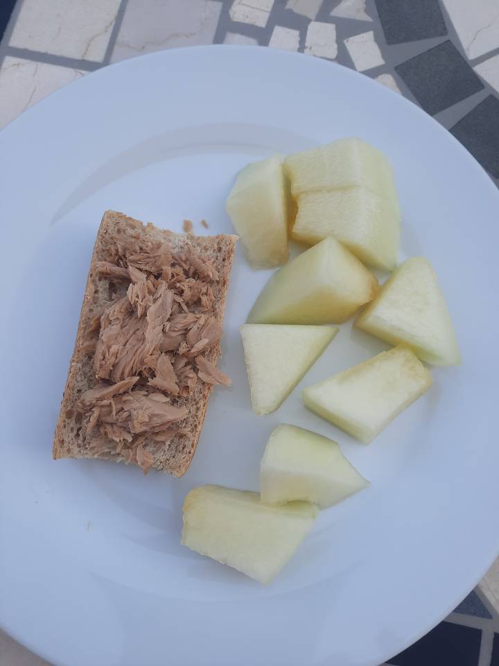 Desayuno: tostada de atun y fruta Desayuno: tostada de atun y fruta