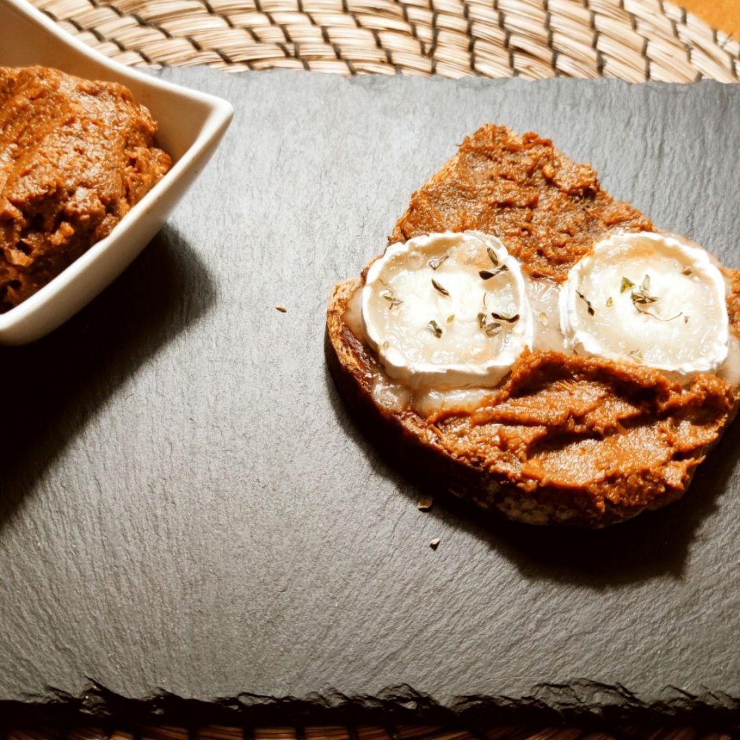 Tostadita de "sobrasada impostora" y queso de cabra Tostadita de "sobrasada impostora" y queso de cabra