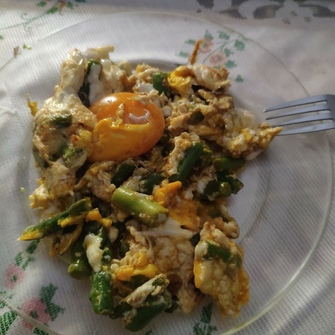 Salteado de huevos con espárragos Salteado de huevos con espárragos