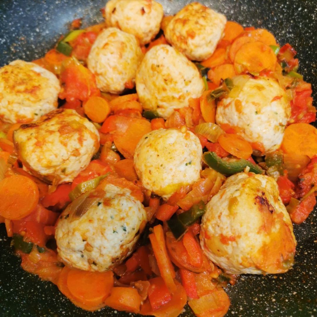 Albondigas de pollo con verduras
